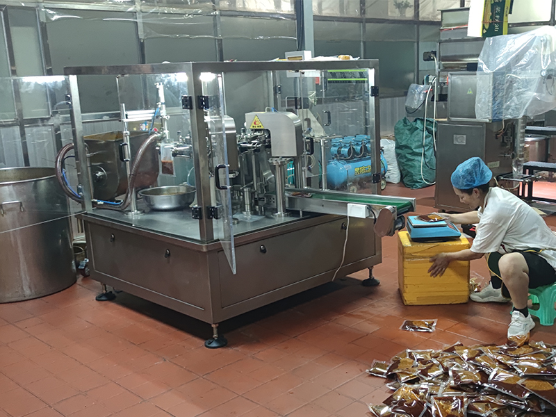 南京火鍋底料包裝機(jī)廠家定制全自動(dòng)醬料包裝機(jī)實(shí)際案例
