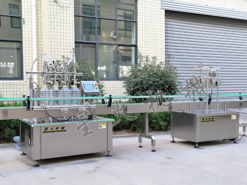 新型四頭食用油自動稱重灌裝旋蓋機有什么特點？